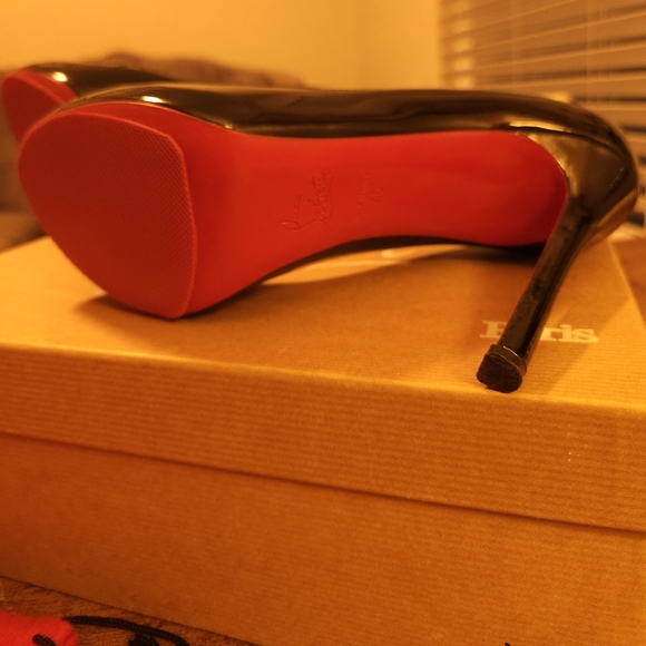 Christian Louboutin - Picture 2 of 8